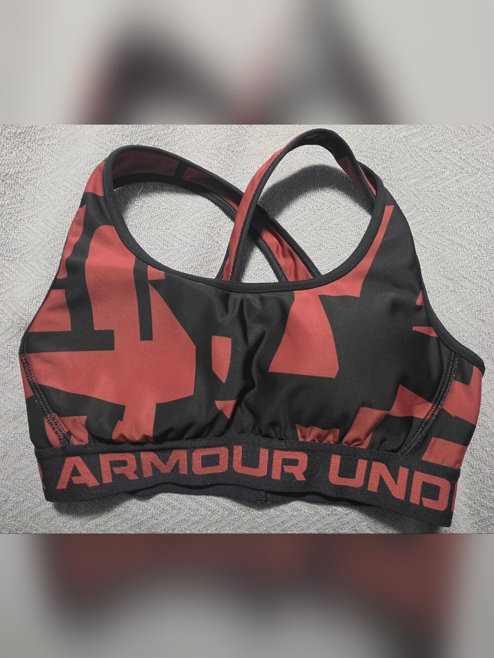 Under Armour HeatGear Mid Keyhole Sports Bra Red Black Graphic Print